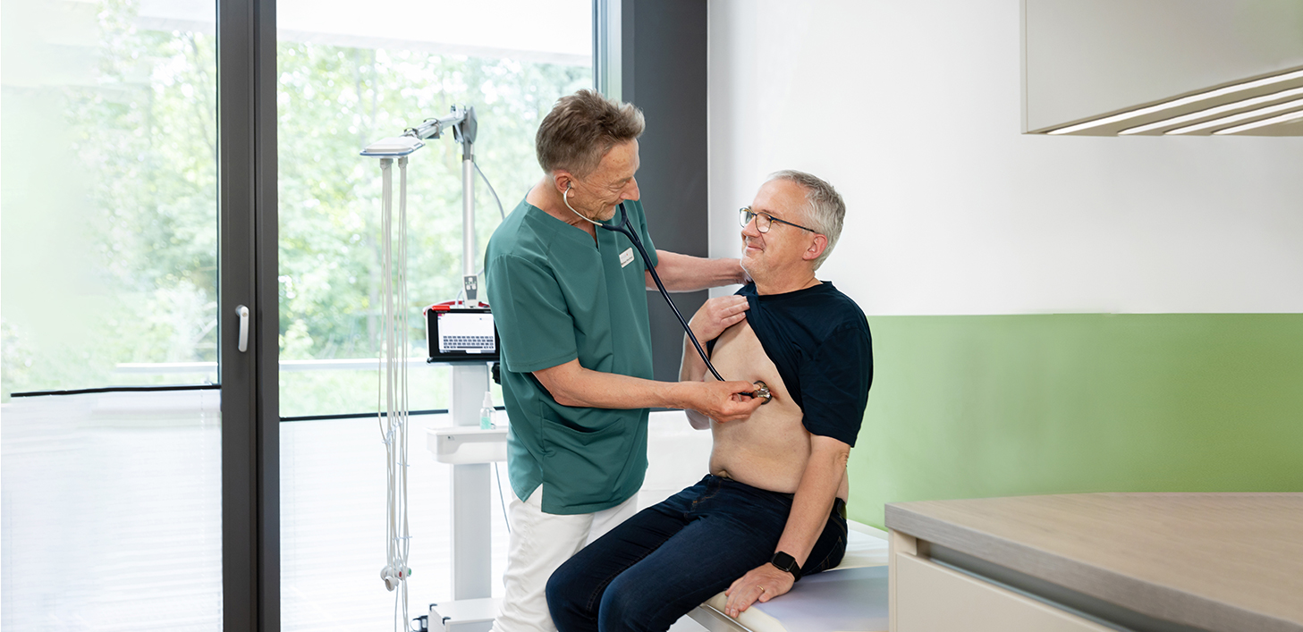 MVZ Herz Gifhorn | Diagnostik Ein Arzt untersucht einen Patienten.